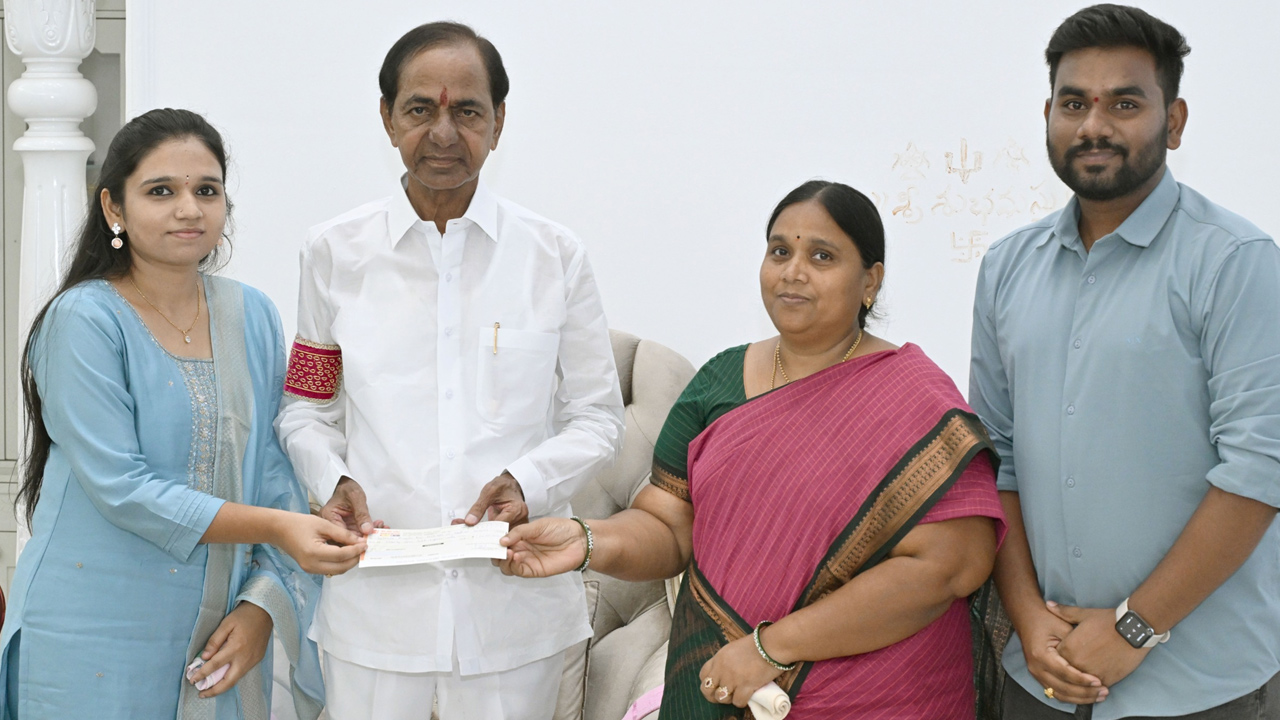 Constable Kistaiah Family : మాట నిలబెట్టుకున్న కేసీఆర్.. కానిస్టేబుల్ కిష్టయ్య కుమార్తెకు ఆర్థికసాయం Constable Kistaiah Family : మాట నిలబెట్టుకున్న కేసీఆర్.. కానిస్టేబుల్ కిష్టయ్య కుమార్తెకు ఆర్థికసాయం