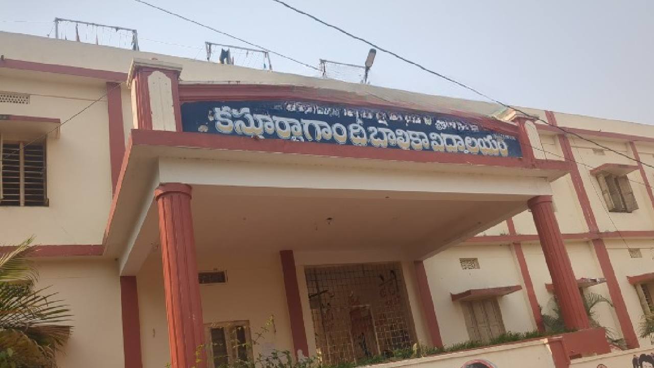 కేజీబీవీలో 26 మంది విద్యార్థినులకు అస్వస్థత.. ఆసుపత్రికి తరలింపు కేజీబీవీలో 26 మంది విద్యార్థినులకు అస్వస్థత.. ఆసుపత్రికి తరలింపు