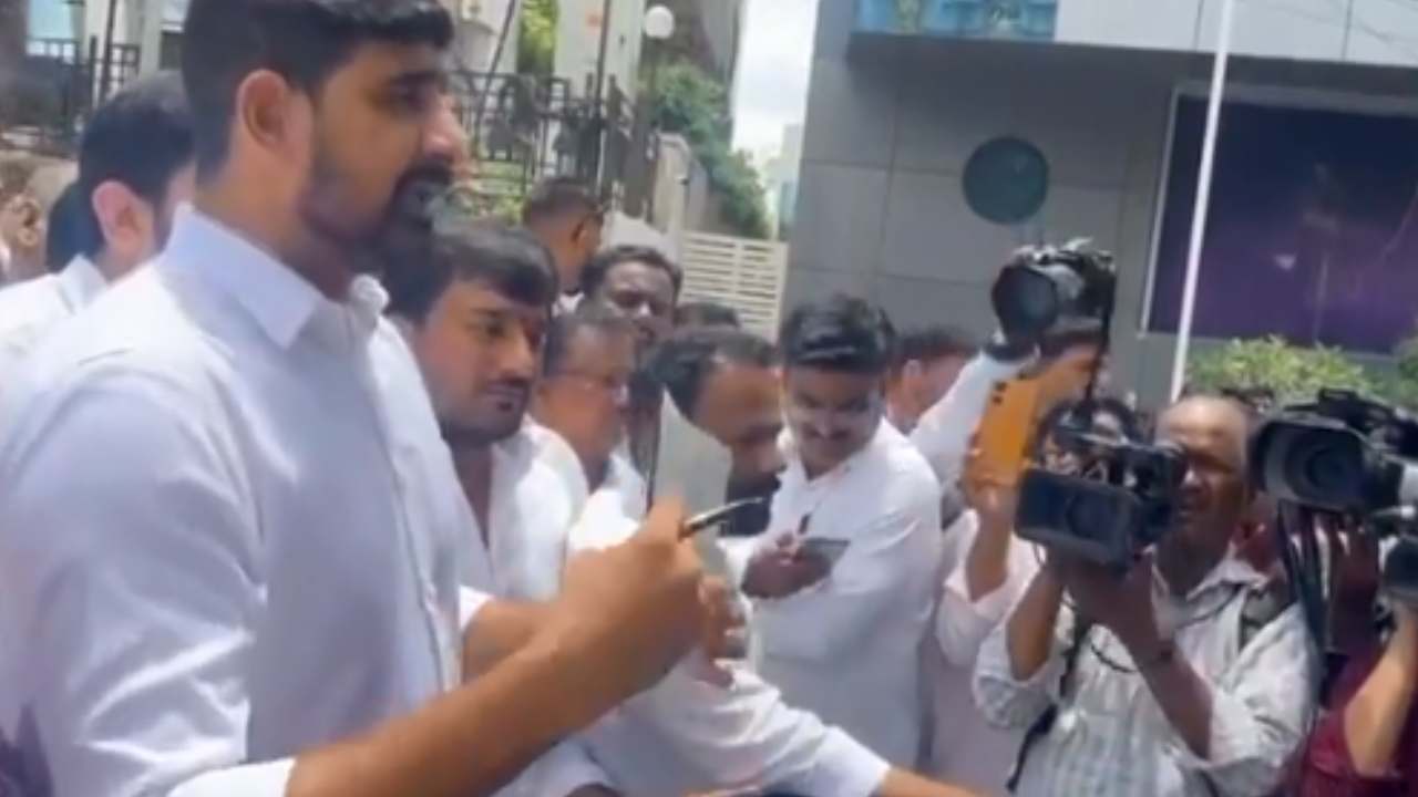 పొన్నం ప్రభాకర్ పేరు నా బ్లాక్ డైరీలో మొదటి పేరుగా ఎంట్రీ చేస్తున్నా : కౌశిక్ రెడ్డి పొన్నం ప్రభాకర్ పేరు నా బ్లాక్ డైరీలో మొదటి పేరుగా ఎంట్రీ చేస్తున్నా : కౌశిక్ రెడ్డి