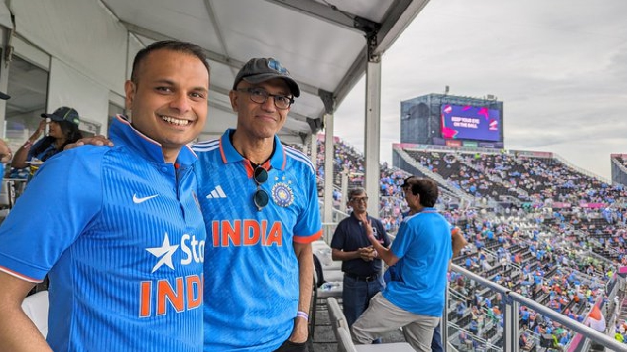 IND vs PAK : సూపర్ ఫ్యాన్.. టీమ్ఇండియా జెర్సీతో కనిపించిన మైక్రోసాఫ్ట్ సీఈవో సత్య నాదెళ్ల.. IND vs PAK : సూపర్ ఫ్యాన్.. టీమ్ఇండియా జెర్సీతో కనిపించిన మైక్రోసాఫ్ట్ సీఈవో సత్య నాదెళ్ల..