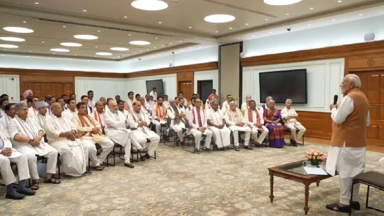 కేంద్ర మంత్రులుగా ప్రమాణ స్వీకారం చేయనున్న వారితో మోదీ కీలక వ్యాఖ్యలు కేంద్ర మంత్రులుగా ప్రమాణ స్వీకారం చేయనున్న వారితో మోదీ కీలక వ్యాఖ్యలు