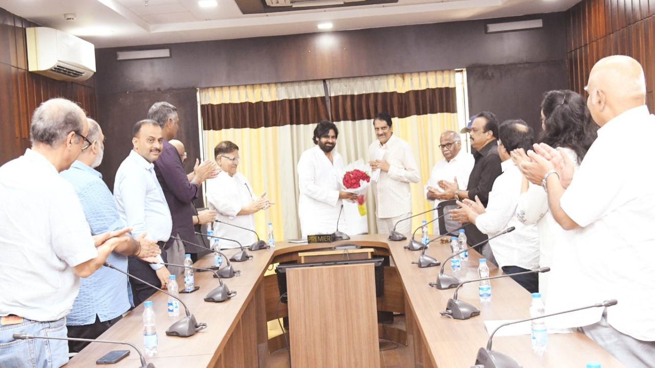 Pawan Kalyan : డిప్యూటీ సీఎం పవన్ కల్యాణ్తో సినీ నిర్మాతల భేటీ Pawan Kalyan : డిప్యూటీ సీఎం పవన్ కల్యాణ్తో సినీ నిర్మాతల భేటీ