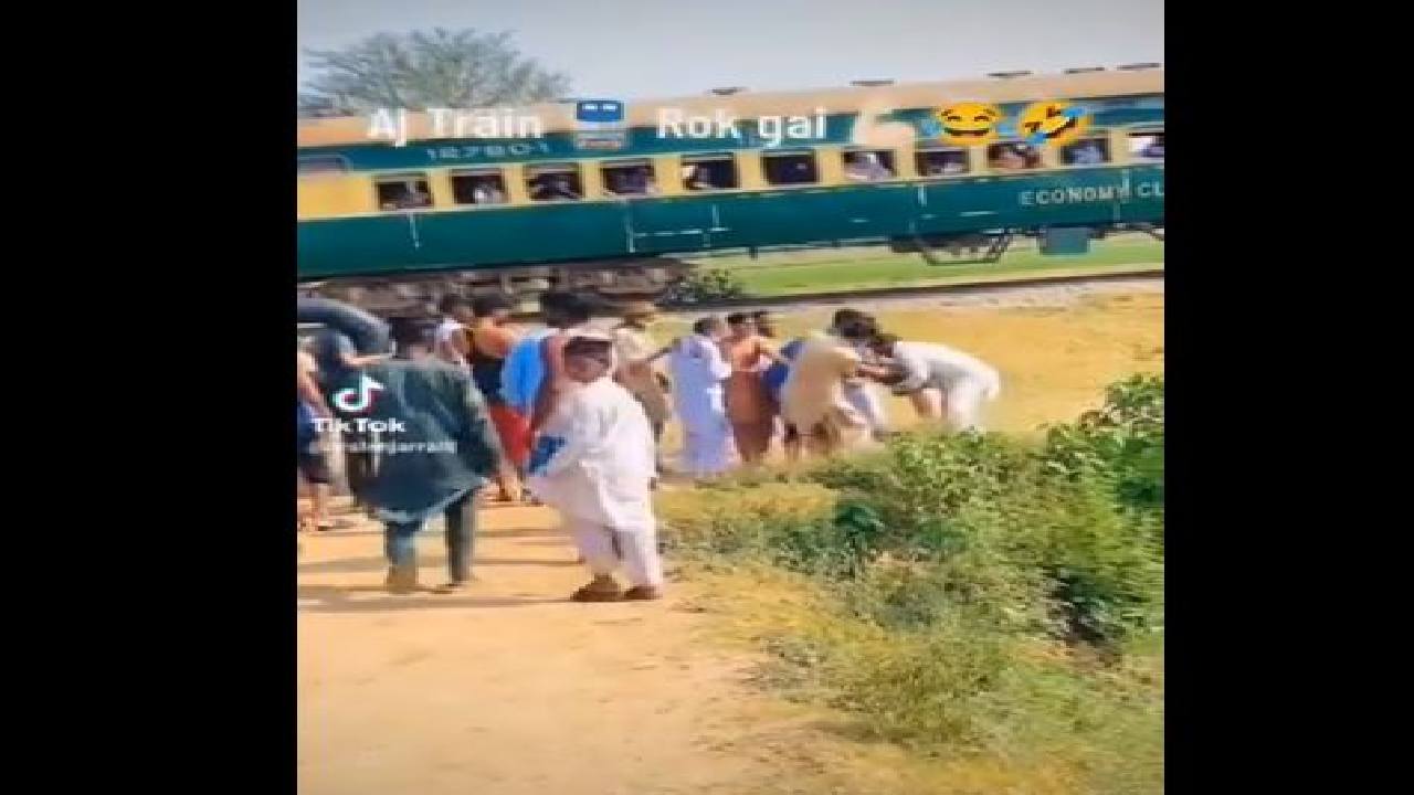సరస్సు నుంచి రైలులోకి నీళ్లు చిమ్మిన యువకులు.. ట్రైన్ నుంచి ప్రయాణికులు దిగి ఏం చేశారో తెలుసా? సరస్సు నుంచి రైలులోకి నీళ్లు చిమ్మిన యువకులు.. ట్రైన్ నుంచి ప్రయాణికులు దిగి ఏం చేశారో తెలుసా?