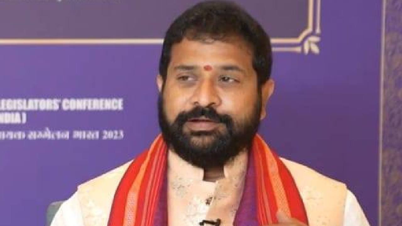 Raghu Raju: ఎమ్మెల్సీ రఘురాజుపై ఏపీ శాసనమండలి ఛైర్మన్ వేటు Raghu Raju: ఎమ్మెల్సీ రఘురాజుపై ఏపీ శాసనమండలి ఛైర్మన్ వేటు