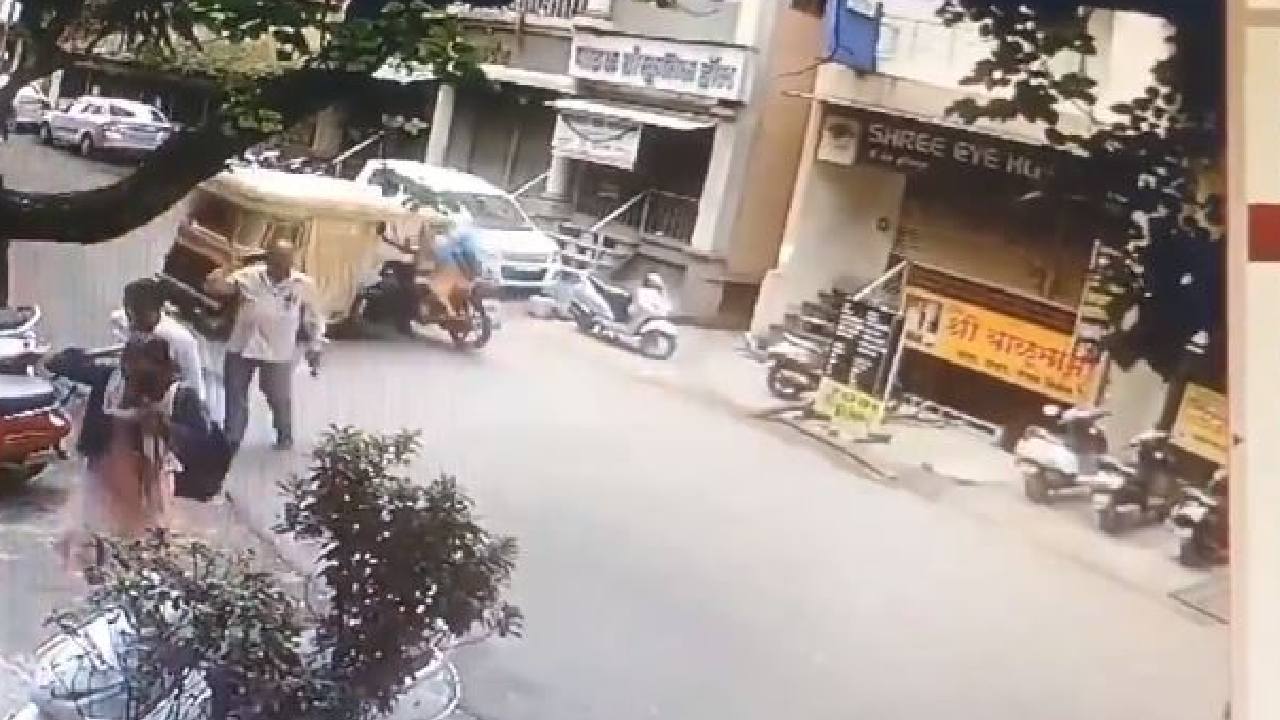 Viral Video: వామ్మో.. నడిరోడ్డుపై ఐదుగురి మీదకు దూసుకెళ్లిన ‘ఘోస్ట్ ఆటో’ Viral Video: వామ్మో.. నడిరోడ్డుపై ఐదుగురి మీదకు దూసుకెళ్లిన ‘ఘోస్ట్ ఆటో’