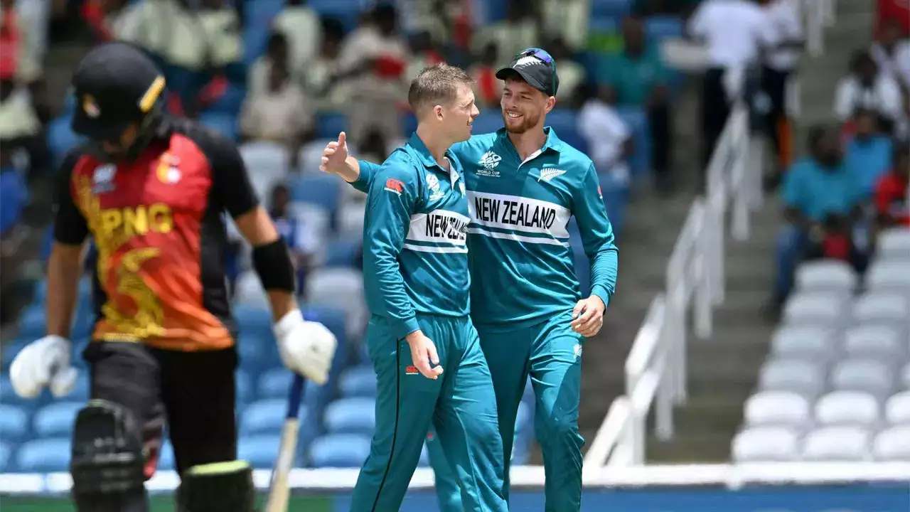 టీ20 క్రికెట్లో సరికొత్త రికార్డును నెలకొల్పిన కివీస్ బౌలర్ లాకీ ఫెర్గూసన్.. వీడియో వైరల్ టీ20 క్రికెట్లో సరికొత్త రికార్డును నెలకొల్పిన కివీస్ బౌలర్ లాకీ ఫెర్గూసన్.. వీడియో వైరల్