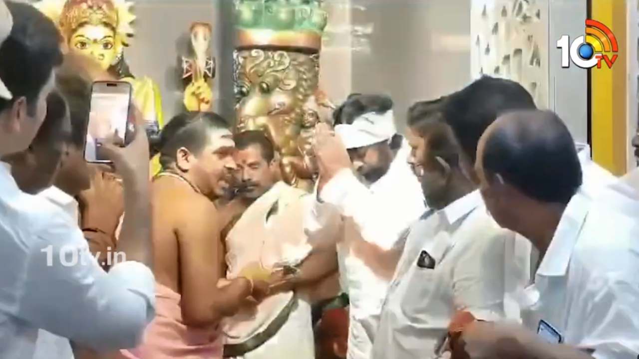 నూకాంబికా అమ్మవారిని దర్శించుకొని మొక్కు తీర్చుకున్న పవన్ కల్యాణ్ నూకాంబికా అమ్మవారిని దర్శించుకొని మొక్కు తీర్చుకున్న పవన్ కల్యాణ్