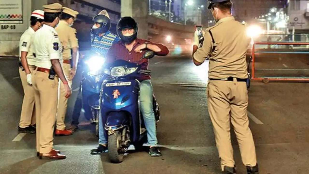 పాతబస్తీలో రాత్రివేళల్లో పోలీసుల పహారా.. అసదుద్దీన్ ఒవైసీ ట్వీట్ వైరల్ పాతబస్తీలో రాత్రివేళల్లో పోలీసుల పహారా.. అసదుద్దీన్ ఒవైసీ ట్వీట్ వైరల్