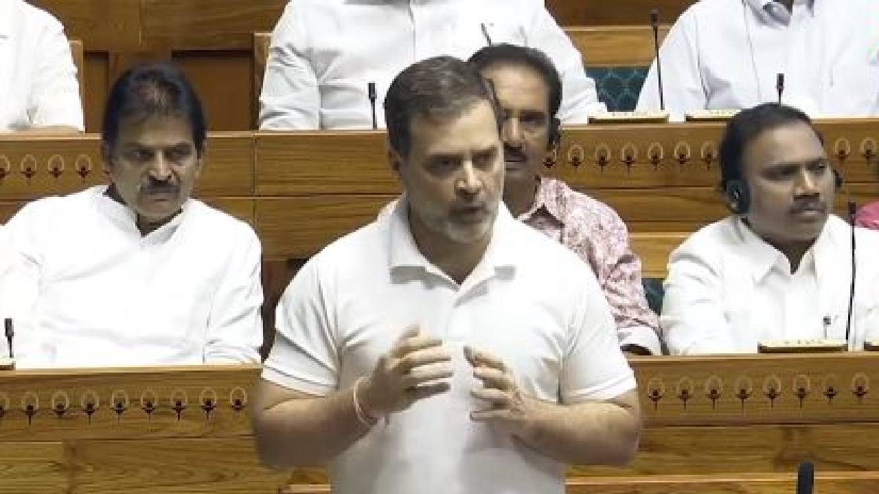 Video: లోక్సభలో రాహుల్ గాంధీ మాట్లాడుతుండగా మైక్ కట్! Video: లోక్సభలో రాహుల్ గాంధీ మాట్లాడుతుండగా మైక్ కట్!