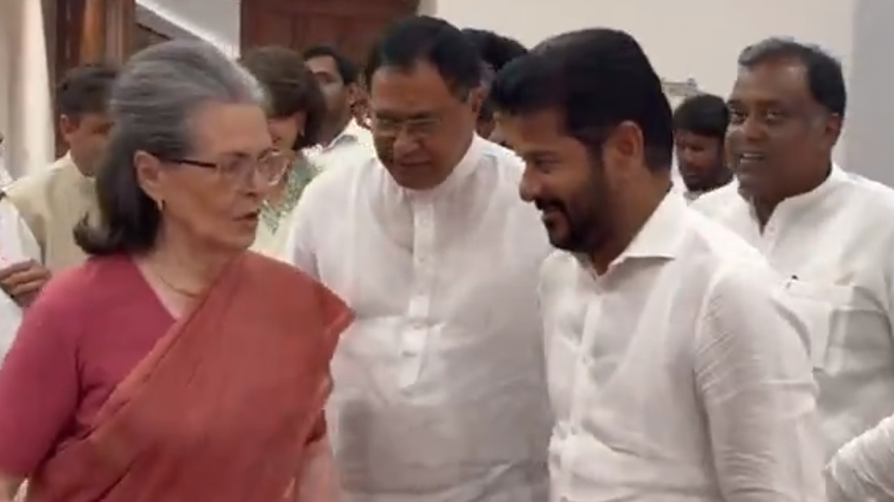 పార్లమెంట్లో తెలంగాణ సీఎం రేవంత్ రెడ్డి.. సోనియా గాంధీతో ఆసక్తికర భేటీ పార్లమెంట్లో తెలంగాణ సీఎం రేవంత్ రెడ్డి.. సోనియా గాంధీతో ఆసక్తికర భేటీ