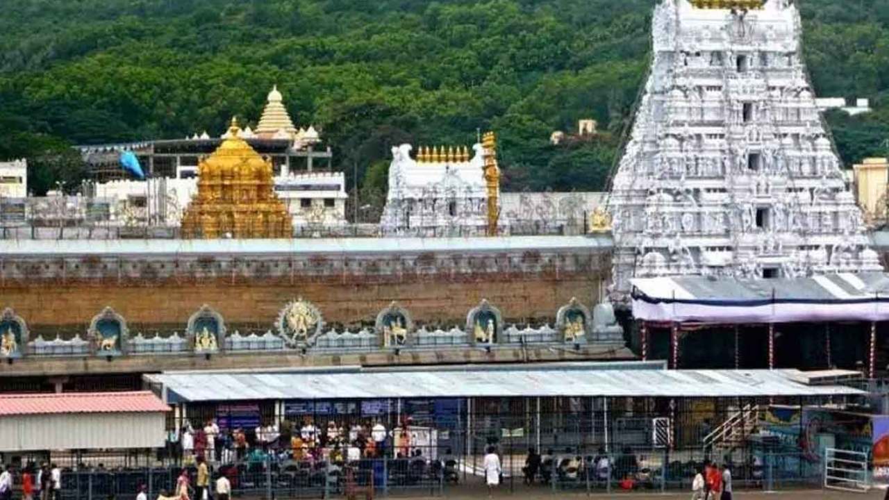 TTD : తిరుమలలో భారీగా పెరిగిన భక్తుల రద్దీ.. టోకెన్ లేకుండా శ్రీవారి దర్శనానికి.. TTD : తిరుమలలో భారీగా పెరిగిన భక్తుల రద్దీ.. టోకెన్ లేకుండా శ్రీవారి దర్శనానికి..