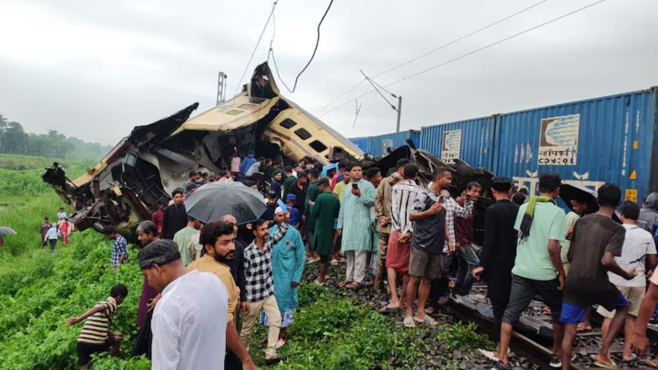 Train Accident : పశ్చిమ బెంగాల్లో రైలు ప్రమాదానికి కారణం అతడేనా..? రైల్వే బోర్డు చైర్మన్ ఏం చెప్పారంటే.. Train Accident : పశ్చిమ బెంగాల్లో రైలు ప్రమాదానికి కారణం అతడేనా..? రైల్వే బోర్డు చైర్మన్ ఏం చెప్పారంటే..