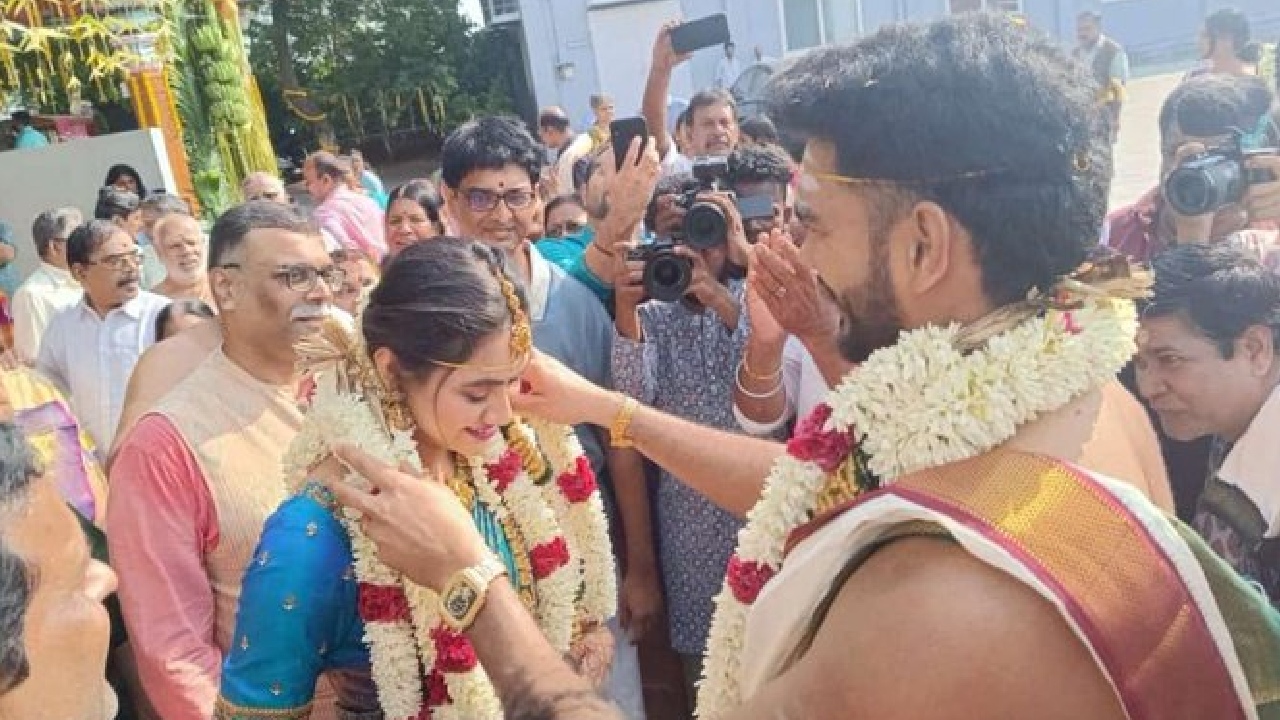 Venkatesh Iyer : ఫ్యాషన్ డిజైనర్ను పెళ్లి చేసుకున్న టీమ్ఇండియా ఆల్రౌండర్.. Venkatesh Iyer : ఫ్యాషన్ డిజైనర్ను పెళ్లి చేసుకున్న టీమ్ఇండియా ఆల్రౌండర్..