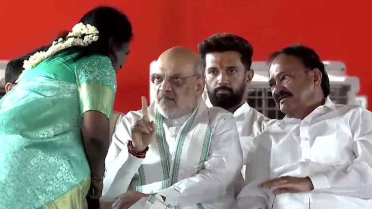 Viral Video : చంద్రబాబు ప్రమాణ స్వీకారోత్సవం వేదికపై ఆసక్తికర ఘటన.. అమిత్ షా నిజంగానే తమిళిసైని మందలించారా? వీడియో వైరల్! Viral Video : చంద్రబాబు ప్రమాణ స్వీకారోత్సవం వేదికపై ఆసక్తికర ఘటన.. అమిత్ షా నిజంగానే తమిళిసైని మందలించారా? వీడియో వైరల్!