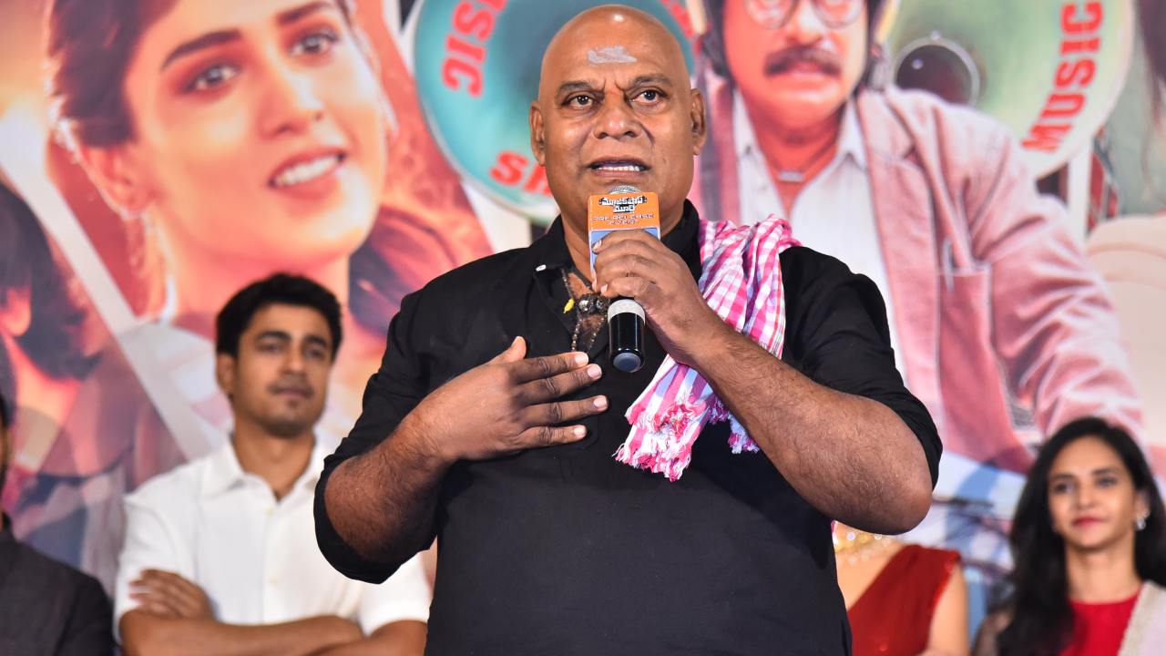 Ajay Ghosh : సినిమా బాగోకపోతే ఫోన్ చేసి తిట్టండి.. స్టేజిపై ఫోన్ నంబర్ ఇచ్చిన సీనియర్ నటుడు.. Ajay Ghosh : సినిమా బాగోకపోతే ఫోన్ చేసి తిట్టండి.. స్టేజిపై ఫోన్ నంబర్ ఇచ్చిన సీనియర్ నటుడు..