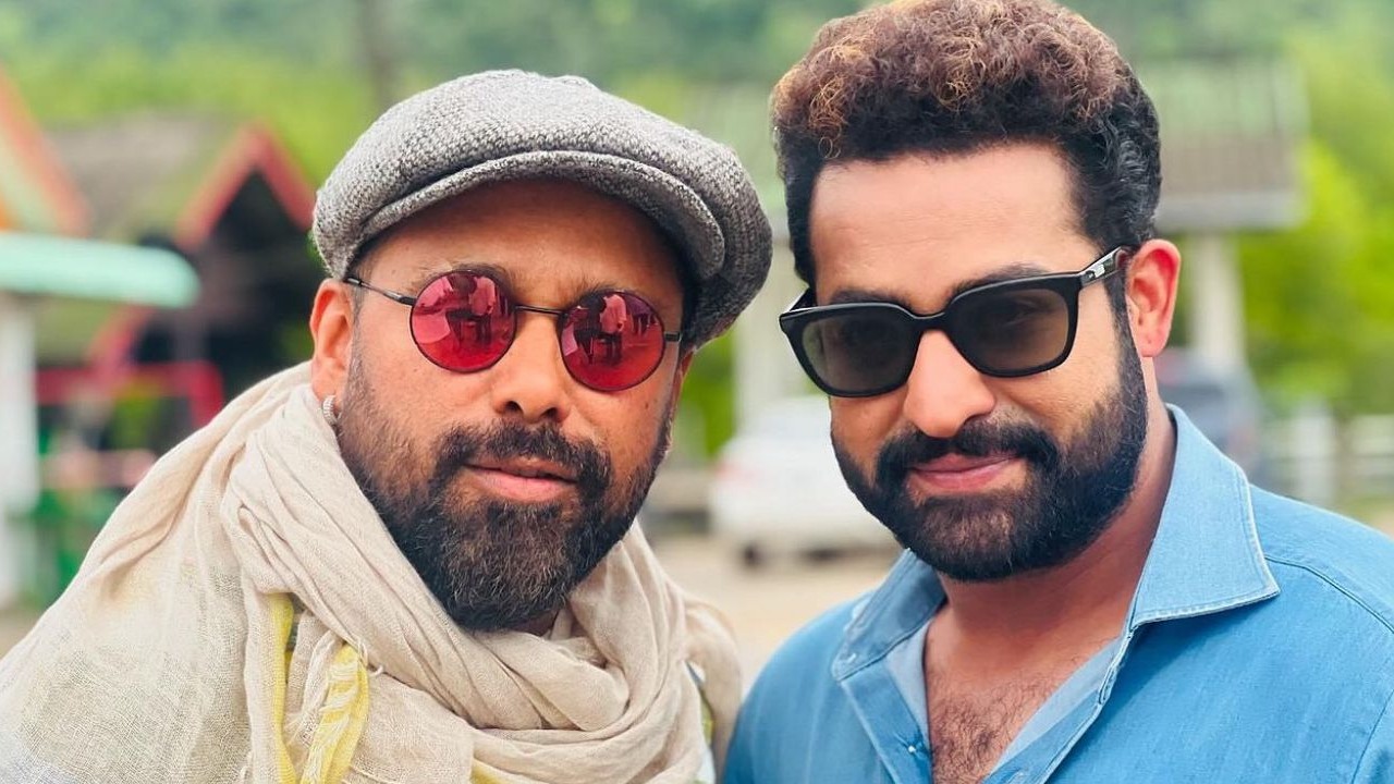 Bosco Martis – NTR : ‘దేవర’ కోసం బాలీవుడ్ డ్యాన్స్ మాస్టర్.. షూట్ లొకేషన్ నుంచి ఎన్టీఆర్తో ఫోటో లీక్.. Bosco Martis – NTR : ‘దేవర’ కోసం బాలీవుడ్ డ్యాన్స్ మాస్టర్.. షూట్ లొకేషన్ నుంచి ఎన్టీఆర్తో ఫోటో లీక్..