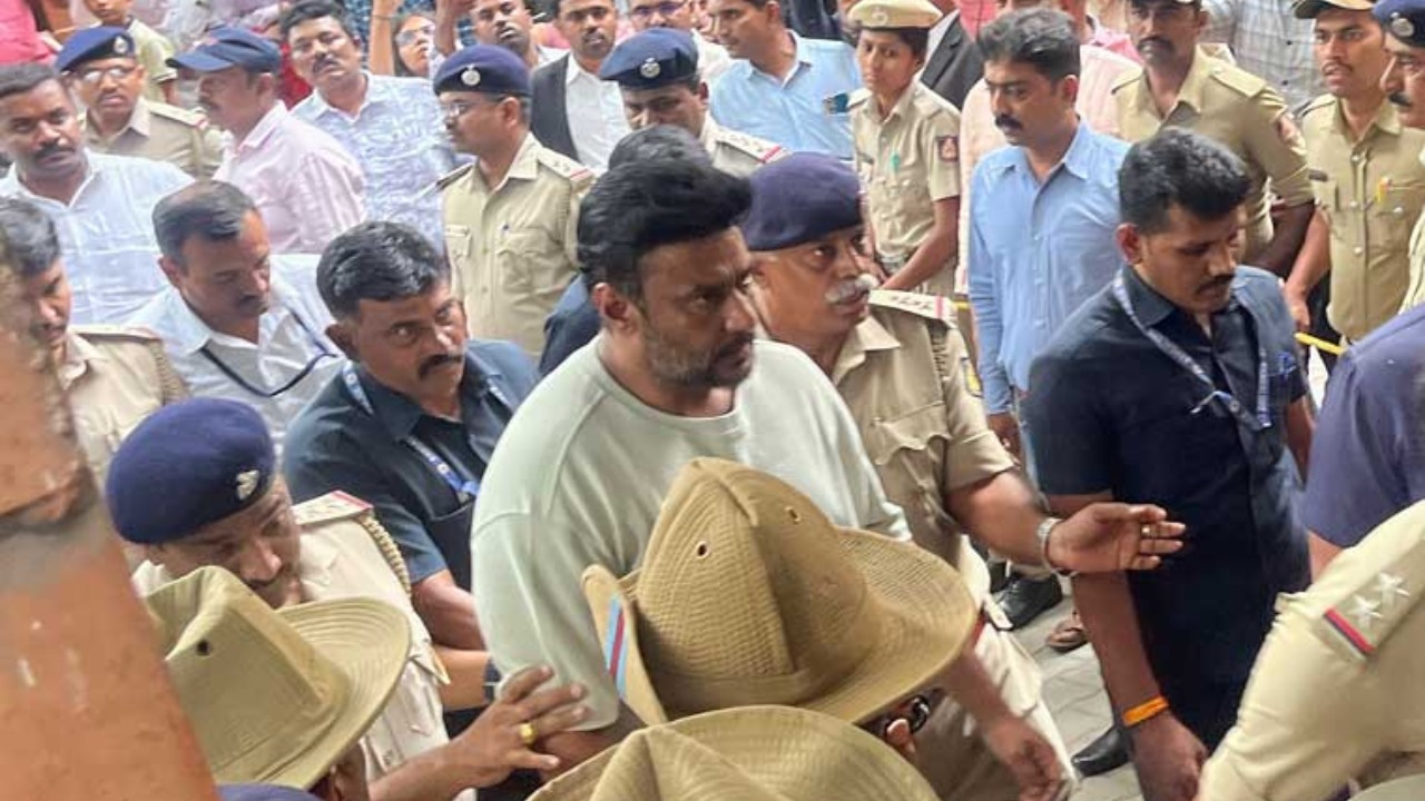 Darshan : అభిమాని హత్య కేసులో సెంట్రల్ జైలుకు హీరో దర్శన్.. పోలీసులు బలమైన సాక్ష్యాలు చూపించడంతో.. Darshan : అభిమాని హత్య కేసులో సెంట్రల్ జైలుకు హీరో దర్శన్.. పోలీసులు బలమైన సాక్ష్యాలు చూపించడంతో..