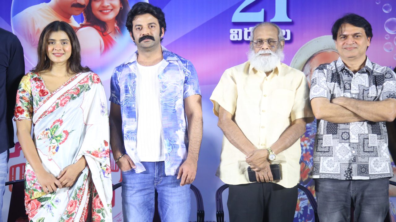 Honeymoon Express : చాన్నాళ్లకు ప్రమోషన్స్ లో కనిపించిన హెబ్బా పటేల్.. హనీమూన్ ఎక్స్ప్రెస్ ప్రీ రిలీజ్ ఈవెంట్.. Honeymoon Express : చాన్నాళ్లకు ప్రమోషన్స్ లో కనిపించిన హెబ్బా పటేల్.. హనీమూన్ ఎక్స్ప్రెస్ ప్రీ రిలీజ్ ఈవెంట్..