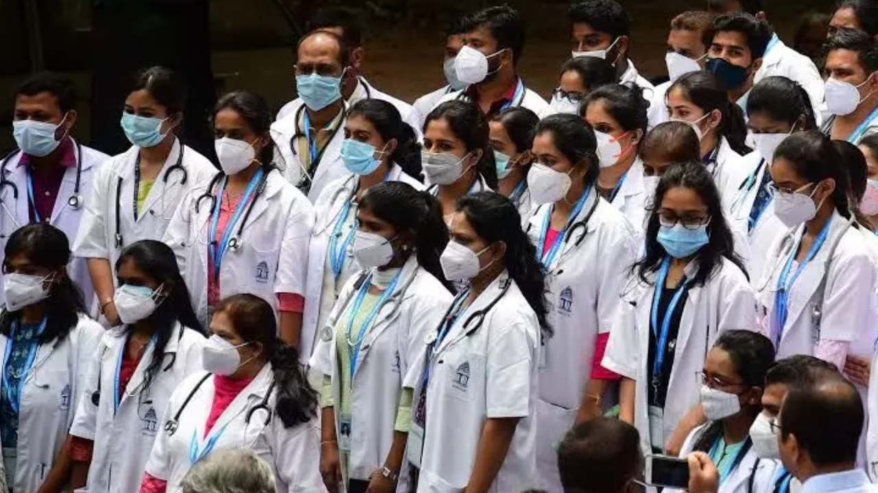 TG Junior Doctors : రాష్ట్ర వ్యాప్తంగా జూడాలు సమ్మెబాట.. ప్రధాన డిమాండ్లు ఇవే.. TG Junior Doctors : రాష్ట్ర వ్యాప్తంగా జూడాలు సమ్మెబాట.. ప్రధాన డిమాండ్లు ఇవే..