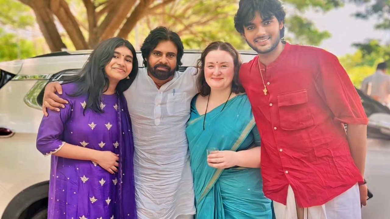 Pawan Kalyan Family : పవర్ ఫుల్ ఫ్యామిలీ ఫొటో.. పిల్లలతో పవన్ కళ్యాణ్.. ఫొటో వైరల్.. Pawan Kalyan Family : పవర్ ఫుల్ ఫ్యామిలీ ఫొటో.. పిల్లలతో పవన్ కళ్యాణ్.. ఫొటో వైరల్..