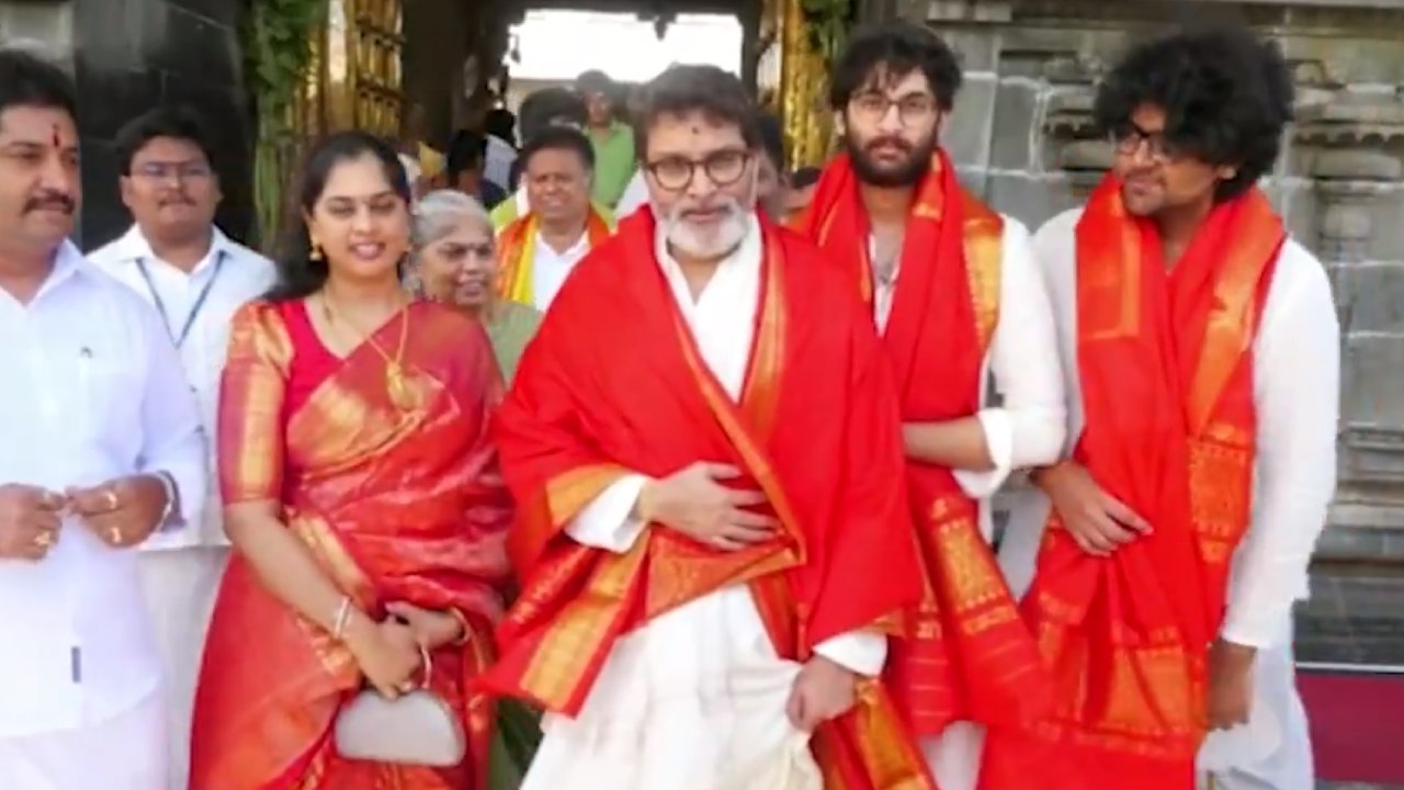 Trivikram Sons : త్రివిక్రమ్ ఇద్దరు కొడుకులను చూశారా..? తిరుమలలో భార్యాపిల్లలతో త్రివిక్రమ్.. Trivikram Sons : త్రివిక్రమ్ ఇద్దరు కొడుకులను చూశారా..? తిరుమలలో భార్యాపిల్లలతో త్రివిక్రమ్..
