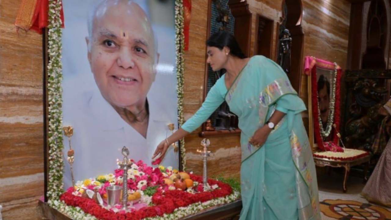 రామోజీ ఫిల్మ్ సిటీలో రామోజీరావుకు నివాళులర్పించిన వైఎస్ షర్మిల రామోజీ ఫిల్మ్ సిటీలో రామోజీరావుకు నివాళులర్పించిన వైఎస్ షర్మిల