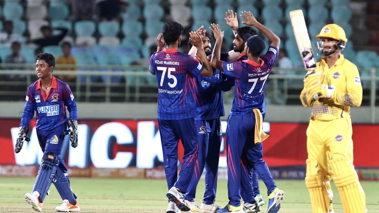 APL 2024 Qualifier 2 : క్వాలిఫైయర్ 2లోనే ముగిసిన డిఫెండింగ్ ఛాంపియన్ రాయలసీమ కింగ్స్ కథ.. వైజాగ్ వారియర్స్ చేతిలో ఓటమి APL 2024 Qualifier 2 : క్వాలిఫైయర్ 2లోనే ముగిసిన డిఫెండింగ్ ఛాంపియన్ రాయలసీమ కింగ్స్ కథ.. వైజాగ్ వారియర్స్ చేతిలో ఓటమి