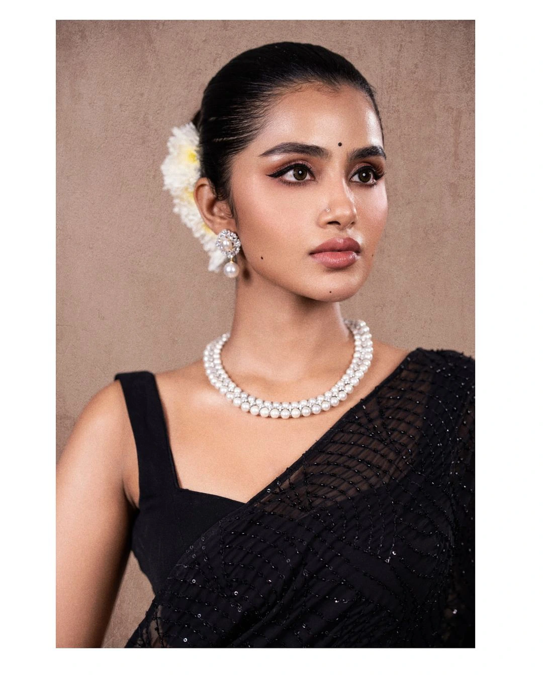 Anupama Parameswaran Adorable Looks in Black Saree