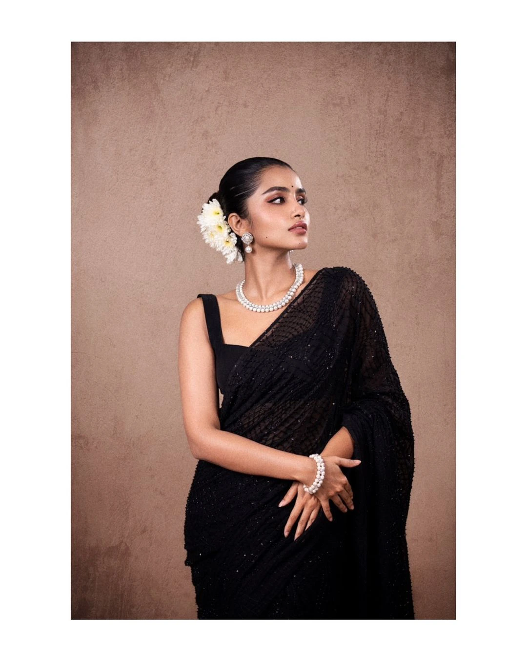 Anupama Parameswaran Adorable Looks in Black Saree
