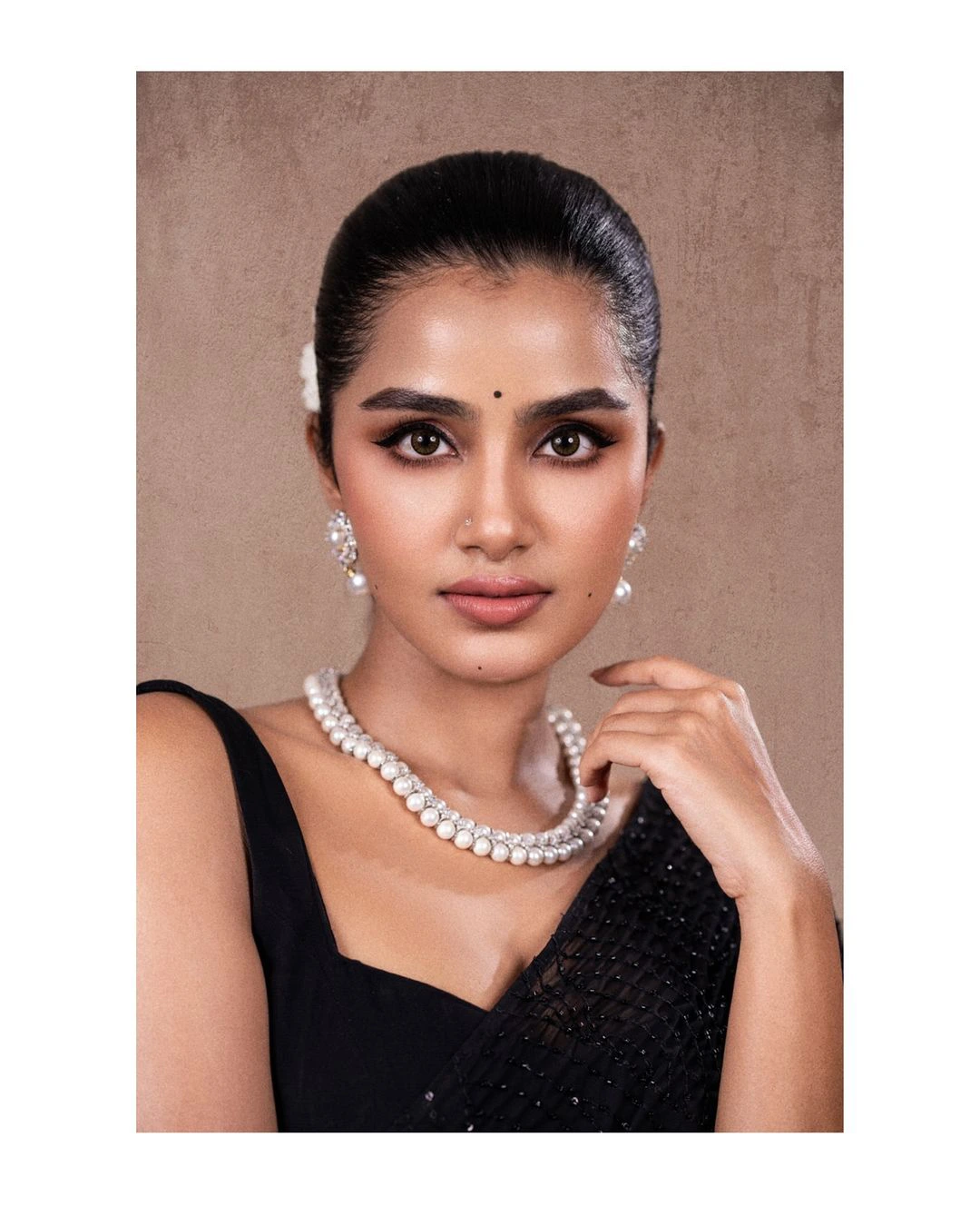 Anupama Parameswaran Adorable Looks in Black Saree