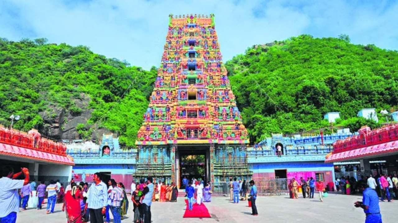 ఇంద్రకీలాద్రిపై ఆషాఢ మాసోత్సవాలు ప్రారంభం.. దుర్గమ్మకు తొలిసారెను సమర్పించిన వైదిక కమిటీ ఇంద్రకీలాద్రిపై ఆషాఢ మాసోత్సవాలు ప్రారంభం.. దుర్గమ్మకు తొలిసారెను సమర్పించిన వైదిక కమిటీ