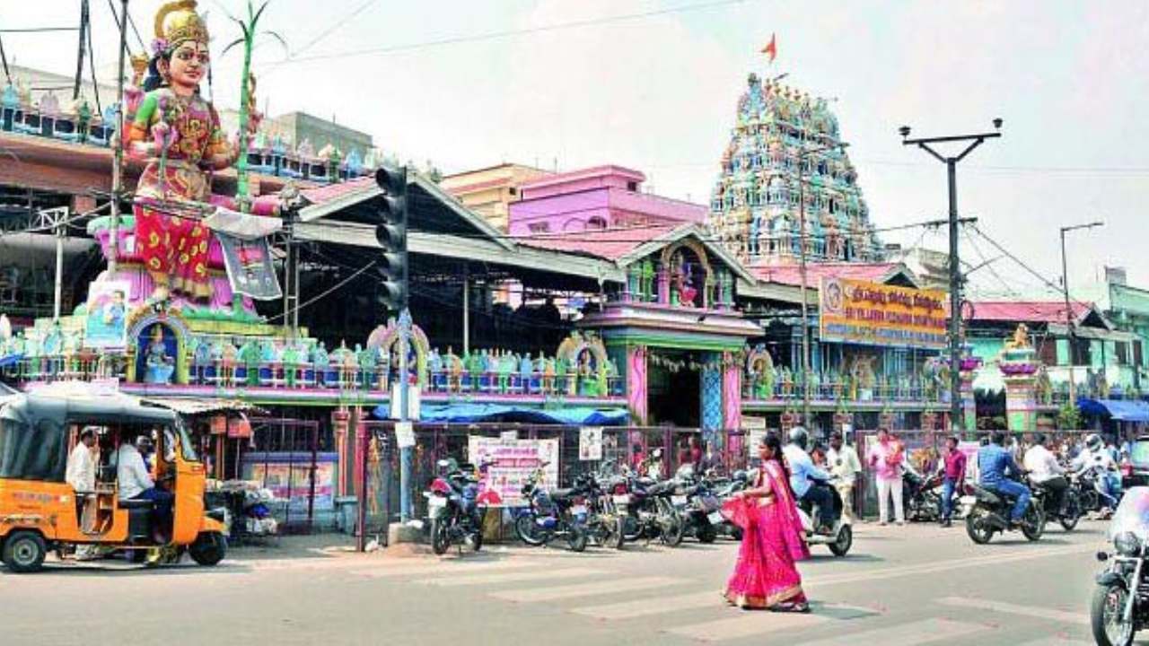 Traffic Restrictions : బల్కంపేట ఎల్లమ్మ ఆలయం వద్ద ట్రాఫిక్ ఆంక్షలు.. ఎప్పటి వరకంటే? Traffic Restrictions : బల్కంపేట ఎల్లమ్మ ఆలయం వద్ద ట్రాఫిక్ ఆంక్షలు.. ఎప్పటి వరకంటే?
