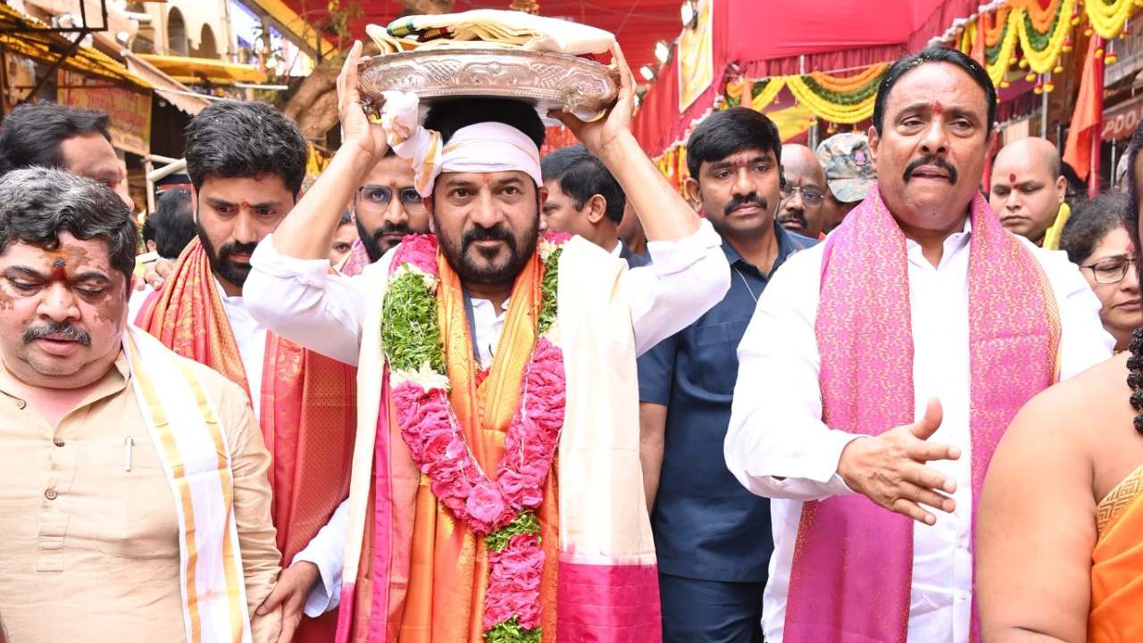 ఉజ్జయిని మహాకాళి అమ్మవారిని దర్శించుకున్న సీఎం రేవంత్ రెడ్డి ఉజ్జయిని మహాకాళి అమ్మవారిని దర్శించుకున్న సీఎం రేవంత్ రెడ్డి
