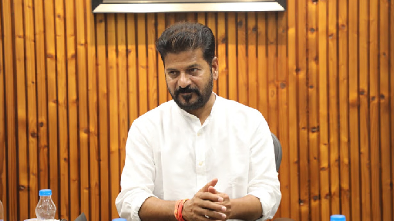 CM Revanth Reddy : టాలీవుడ్ పై సీఎం రేవంత్ రెడ్డి తీవ్ర అసంతృప్తి.. CM Revanth Reddy : టాలీవుడ్ పై సీఎం రేవంత్ రెడ్డి తీవ్ర అసంతృప్తి..