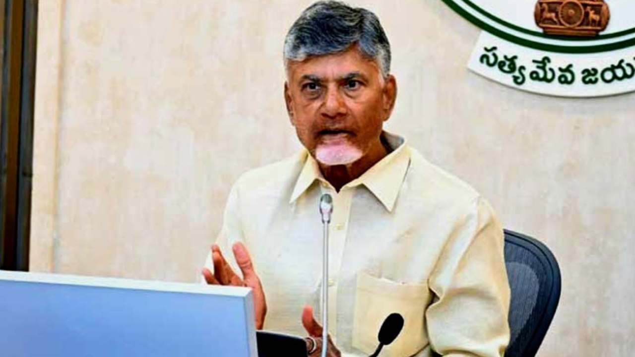 మహిళలకు ఉచిత బస్సు ప్రయాణ సౌకర్యం కల్పించడంపై చంద్రబాబు సమీక్ష మహిళలకు ఉచిత బస్సు ప్రయాణ సౌకర్యం కల్పించడంపై చంద్రబాబు సమీక్ష
