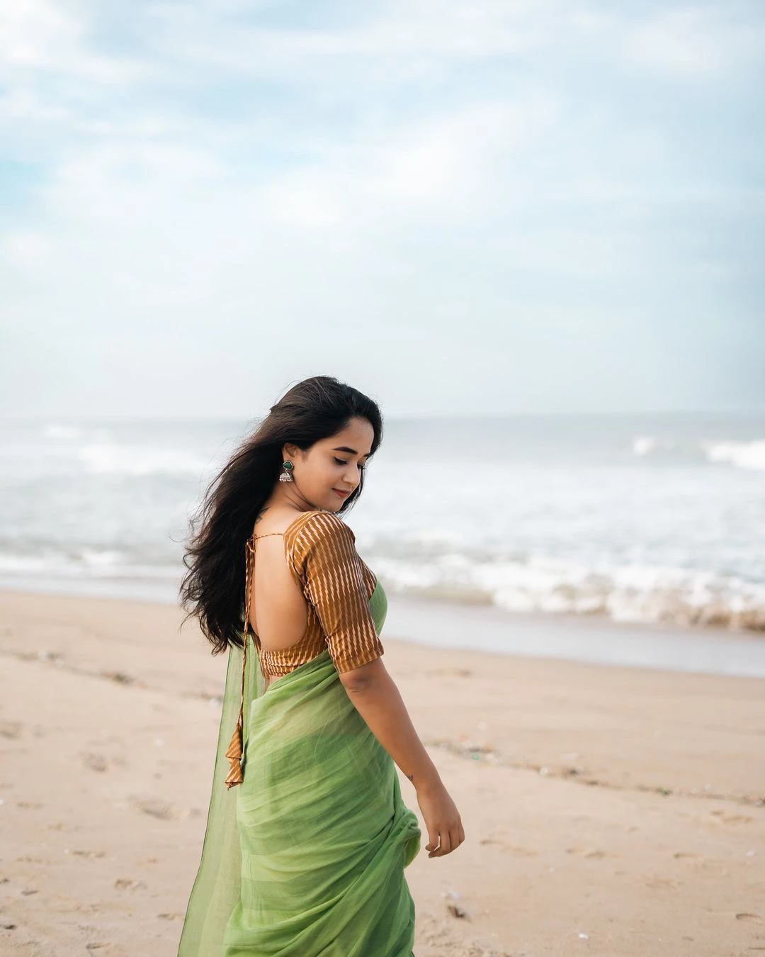 Deepthi Sunaina Enjoying at Chennai Beach