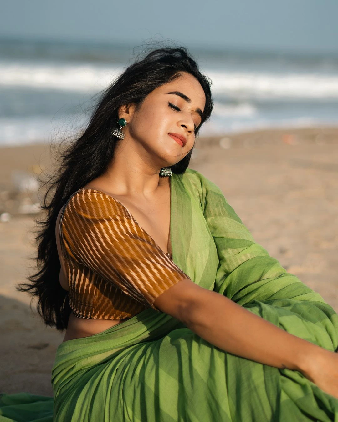 Deepthi Sunaina Enjoying at Chennai Beach