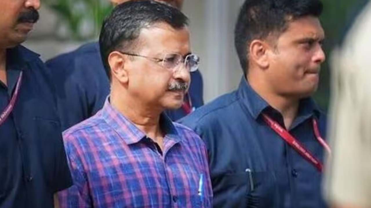 కేజ్రీవాల్ ఆరోగ్య పరిస్థితిపై క్లారిటీ ఇచ్చిన తీహార్ జైలు అధికారులు.. బరువు ఎంత తగ్గాడంటే? కేజ్రీవాల్ ఆరోగ్య పరిస్థితిపై క్లారిటీ ఇచ్చిన తీహార్ జైలు అధికారులు.. బరువు ఎంత తగ్గాడంటే?