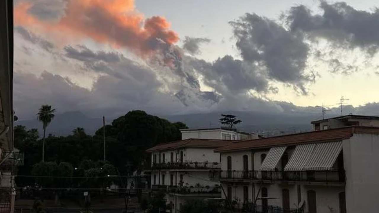 Mount Etna Volcano : ఇటలీలో బూడిదమయమైన విమానాశ్రయం.. నిలిచిపోయిన విమాన రాకపోకలు Mount Etna Volcano : ఇటలీలో బూడిదమయమైన విమానాశ్రయం.. నిలిచిపోయిన విమాన రాకపోకలు
