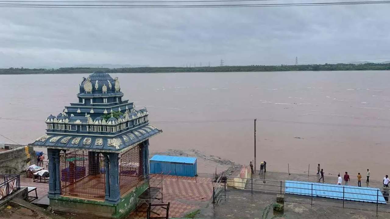 Godavari Floods : భద్రాచలం వద్ద గోదావరి ఉగ్రరూపం.. గంటగంటకు పెరుగుతున్న వరద ఉధృతి Godavari Floods : భద్రాచలం వద్ద గోదావరి ఉగ్రరూపం.. గంటగంటకు పెరుగుతున్న వరద ఉధృతి
