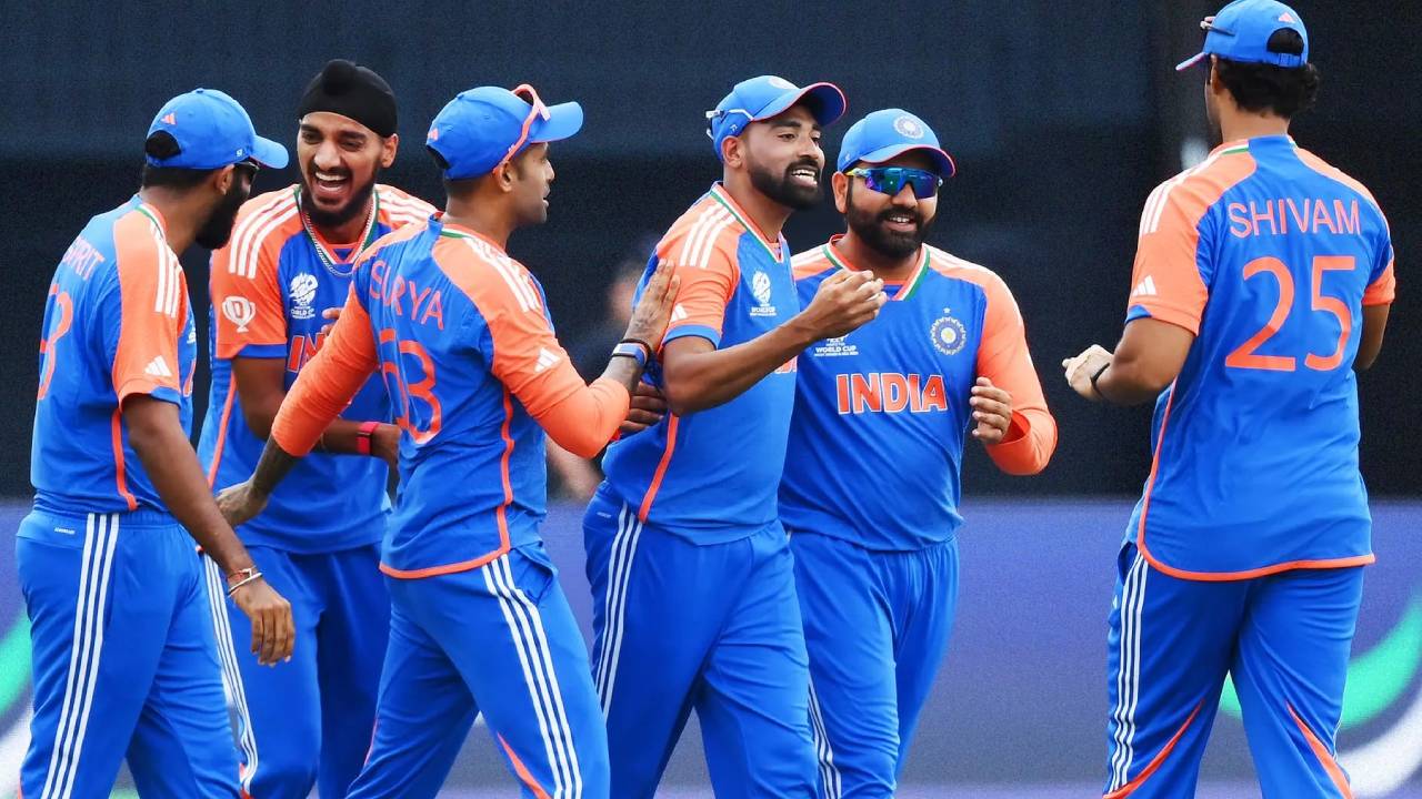 IND vs SL : శ్రీలంకతో సిరీస్కు ముందే టీమ్ఇండియాకు షాక్.. వన్డే సిరీస్కు స్టార్ ఆల్రౌండర్ దూరం..! IND vs SL : శ్రీలంకతో సిరీస్కు ముందే టీమ్ఇండియాకు షాక్.. వన్డే సిరీస్కు స్టార్ ఆల్రౌండర్ దూరం..!