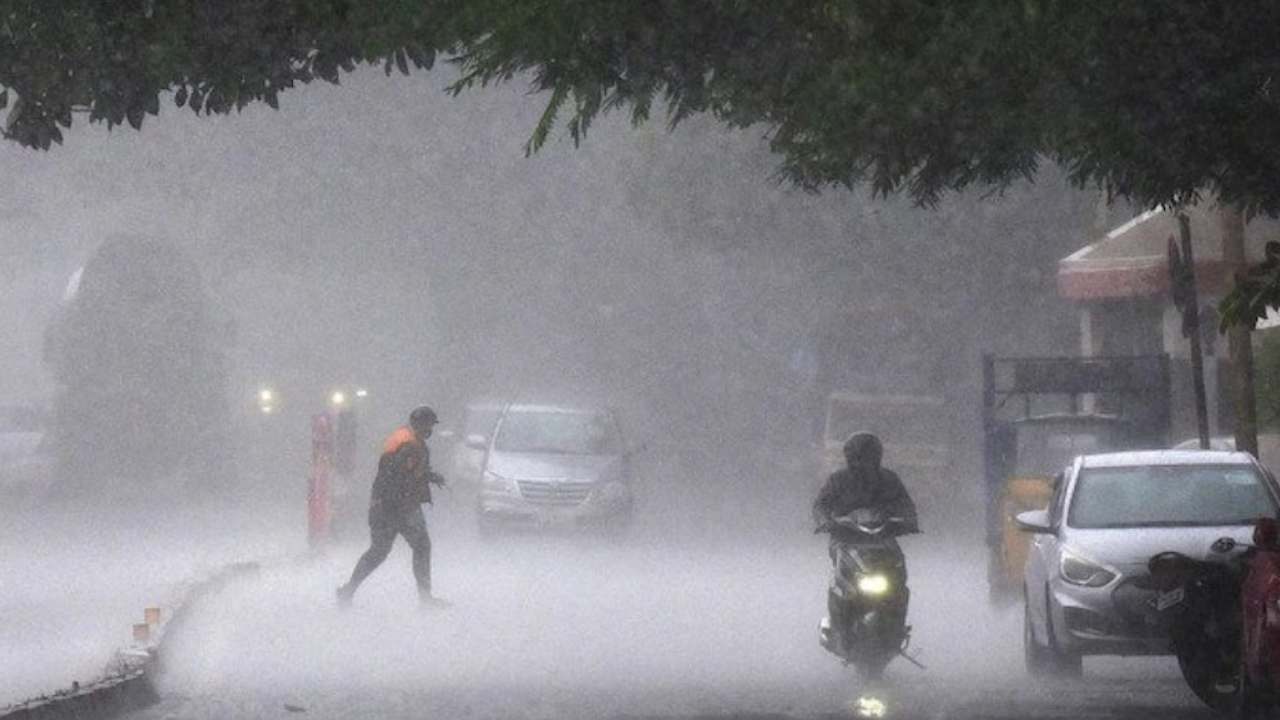 Rain Alert : తెలంగాణలో మూడ్రోజులు భారీ నుంచి అతి భారీ వర్షాలు.. 12జిల్లాలకు ఆరెంజ్ అలర్ట్ Rain Alert : తెలంగాణలో మూడ్రోజులు భారీ నుంచి అతి భారీ వర్షాలు.. 12జిల్లాలకు ఆరెంజ్ అలర్ట్