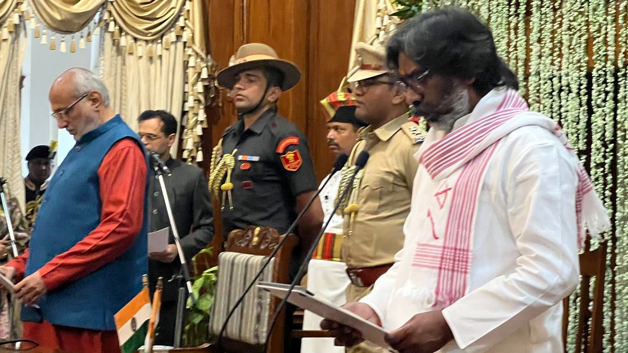 మూడోసారి జార్ఖండ్ సీఎంగా హేమంత్ సోరెన్.. మంత్రివర్గంలో మార్పులు మూడోసారి జార్ఖండ్ సీఎంగా హేమంత్ సోరెన్.. మంత్రివర్గంలో మార్పులు