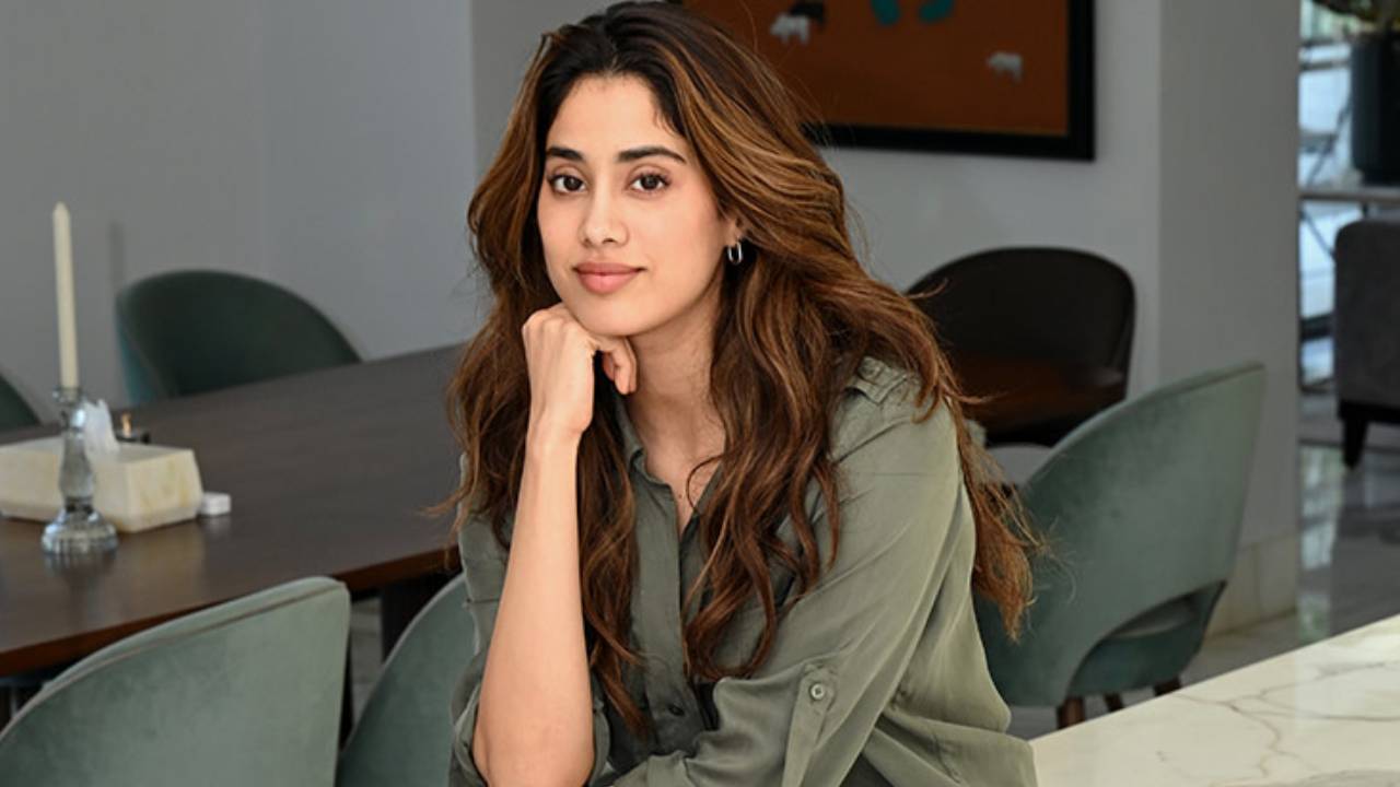 Janhvi Kapoor hospitalised : ఆస్పత్రిలో చేరిన ‘దేవర’ భామ.. ఆందోళనలో అభిమానులు..! Janhvi Kapoor hospitalised : ఆస్పత్రిలో చేరిన ‘దేవర’ భామ.. ఆందోళనలో అభిమానులు..!