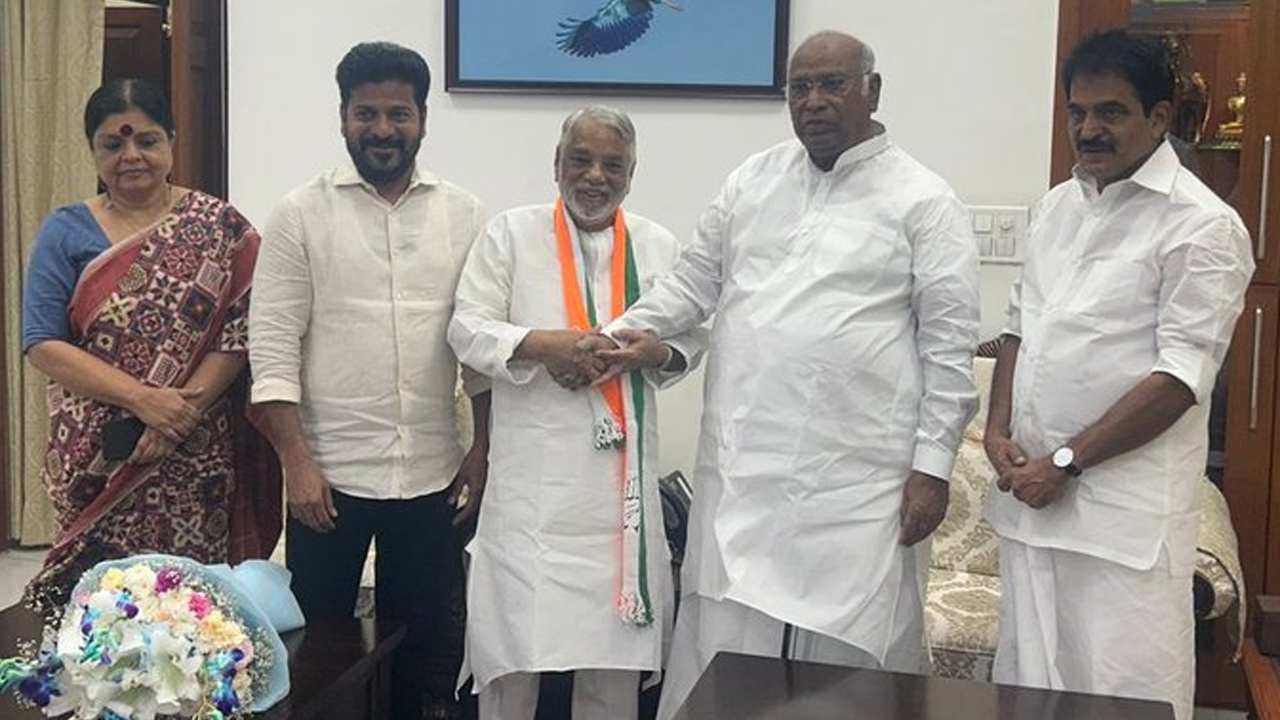 కాంగ్రెస్ పార్టీలో చేరిన కేశవరావు.. స్వాగతించిన మల్లికార్జున ఖర్గే కాంగ్రెస్ పార్టీలో చేరిన కేశవరావు.. స్వాగతించిన మల్లికార్జున ఖర్గే