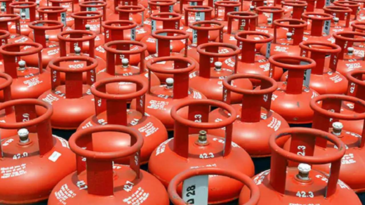 Gas Cylinder Rate: గుడ్ న్యూస్.. మరోసారి తగ్గిన గ్యాస్ సిలిండర్ ధరలు.. తెలుగు రాష్ట్రాల్లో ఎంతంటే? Gas Cylinder Rate: గుడ్ న్యూస్.. మరోసారి తగ్గిన గ్యాస్ సిలిండర్ ధరలు.. తెలుగు రాష్ట్రాల్లో ఎంతంటే?