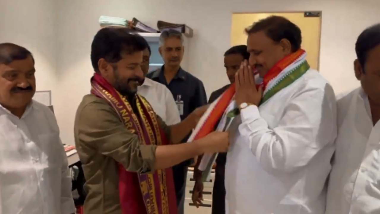 కాంగ్రెస్ పార్టీలో చేరిన బీఆర్ఎస్ ఎమ్మెల్యే అరెకపూడి గాంధీ, పలువురు కార్పొరేటర్లు కాంగ్రెస్ పార్టీలో చేరిన బీఆర్ఎస్ ఎమ్మెల్యే అరెకపూడి గాంధీ, పలువురు కార్పొరేటర్లు