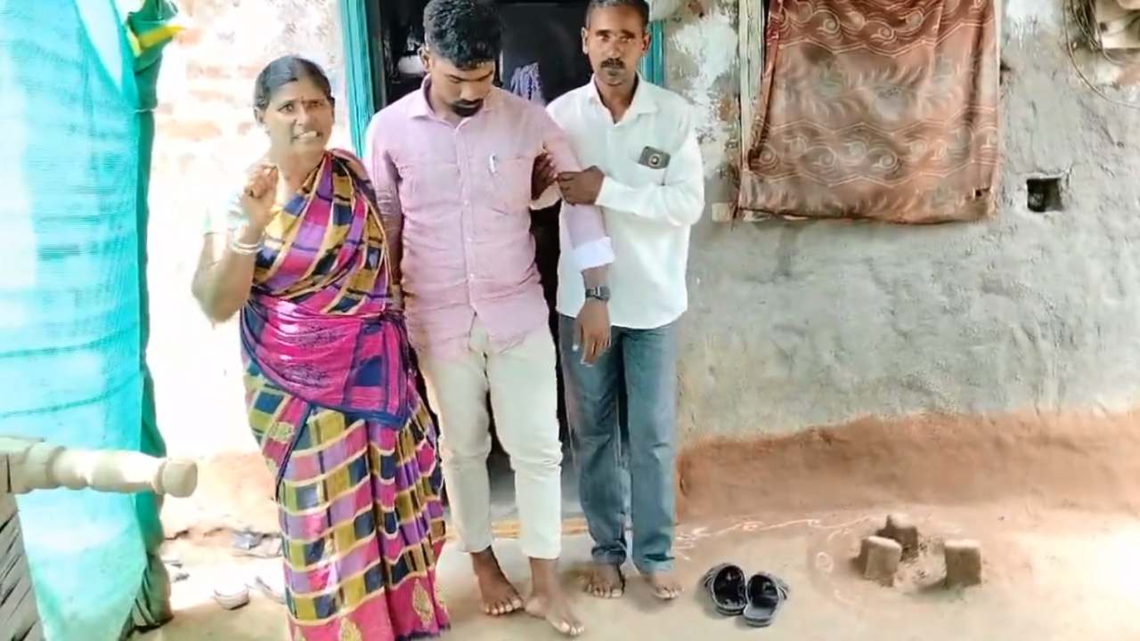 మహబూబాబాద్ జిల్లా తొర్రూర్లో దారుణం.. ఎస్ఐ అత్యుత్సాహం.. కేటీఆర్, హరీశ్ ఆగ్రహం మహబూబాబాద్ జిల్లా తొర్రూర్లో దారుణం.. ఎస్ఐ అత్యుత్సాహం.. కేటీఆర్, హరీశ్ ఆగ్రహం