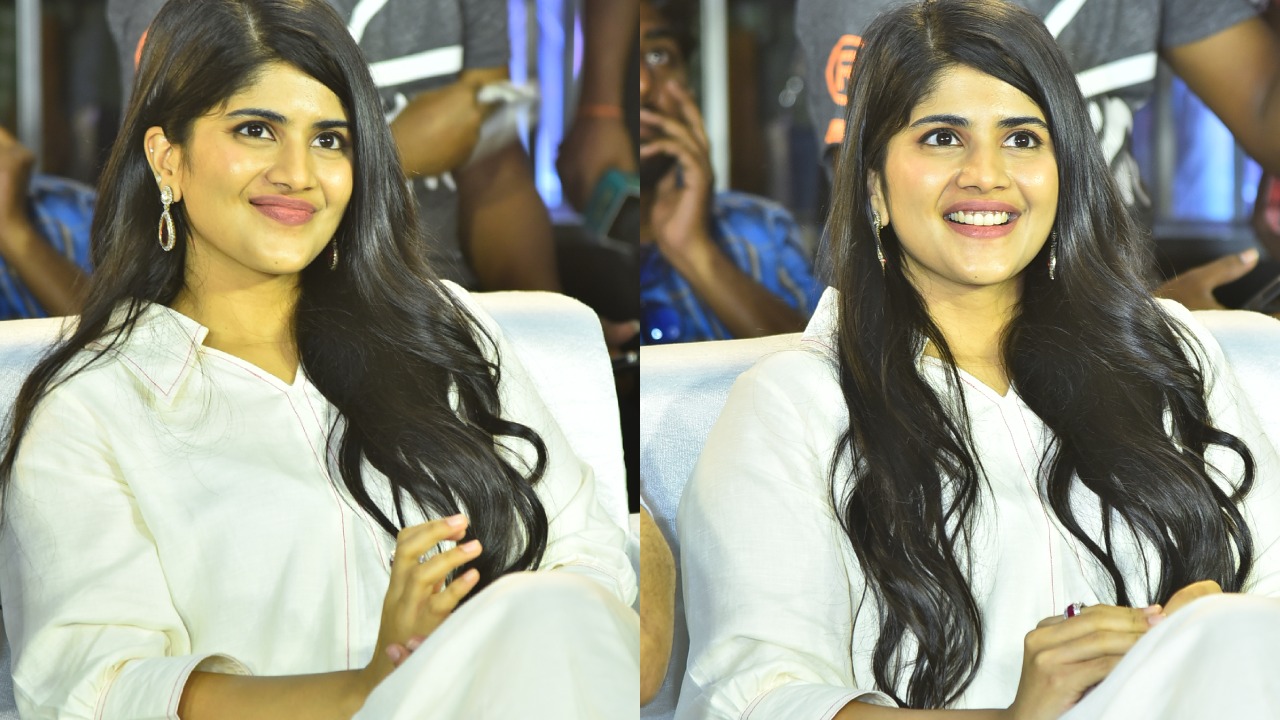Megha Akash : క్యూట్‌గా మేఘ ఆకాష్ మెరుపులు..