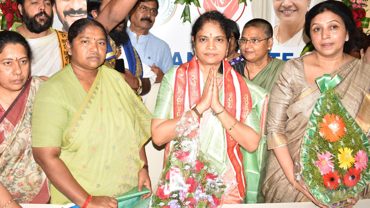 తెలంగాణ మహిళా కమిషన్ చైర్మన్గా బాధ్యతలు చేపట్టిన నేరెళ్ల శారద తెలంగాణ మహిళా కమిషన్ చైర్మన్గా బాధ్యతలు చేపట్టిన నేరెళ్ల శారద